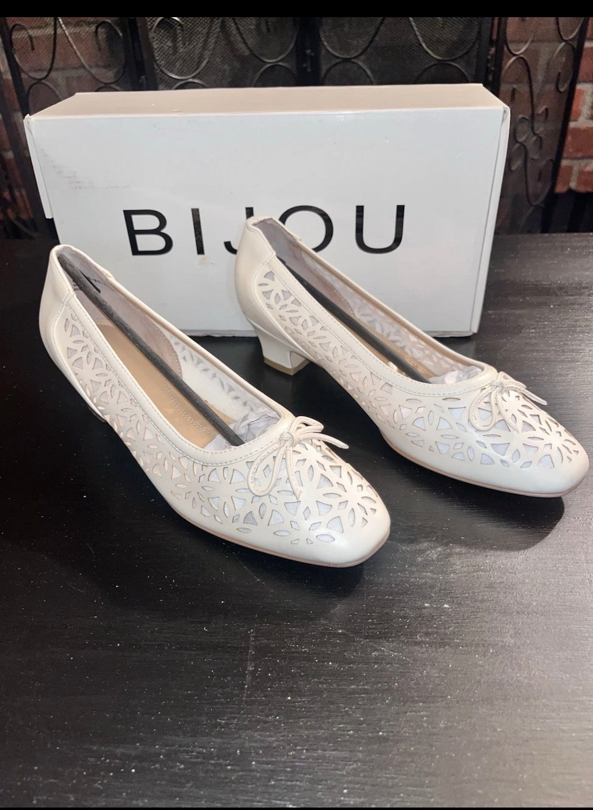 Vintage Bijou Women’s Lacy Pumps Sz 8.5 (Bone)
