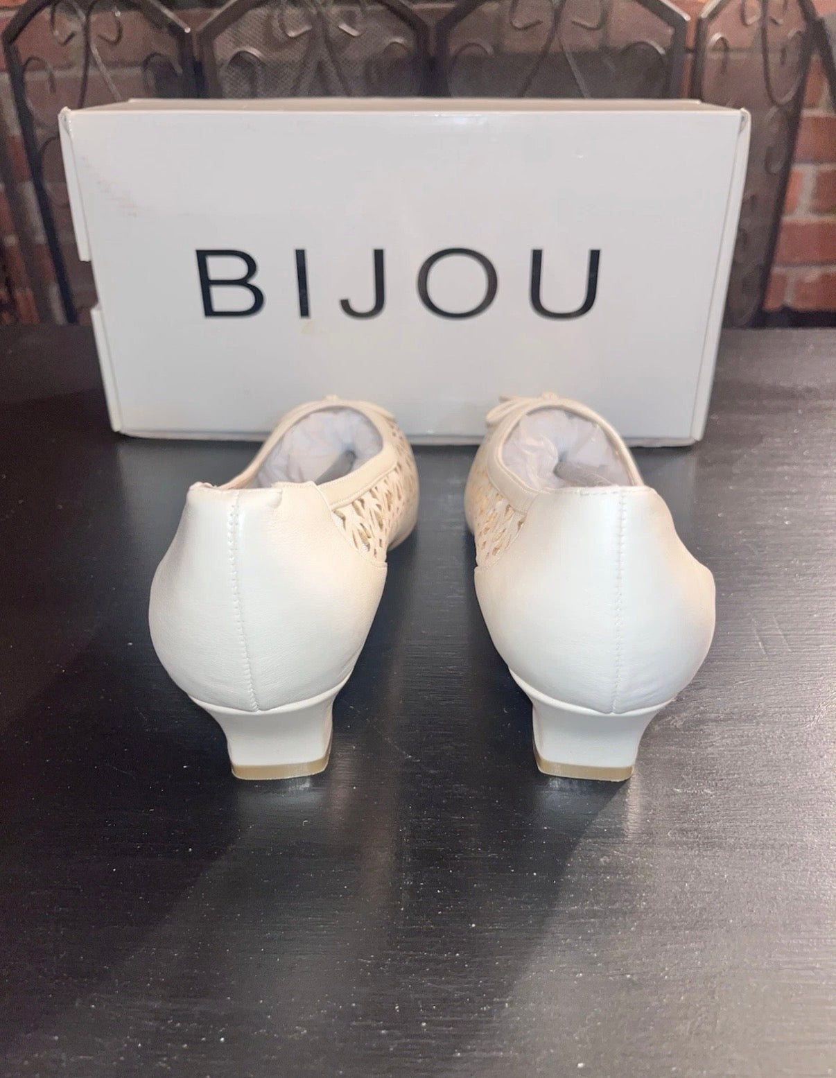 Vintage Bijou Women’s Lacy Pumps Sz 8.5 (Bone)