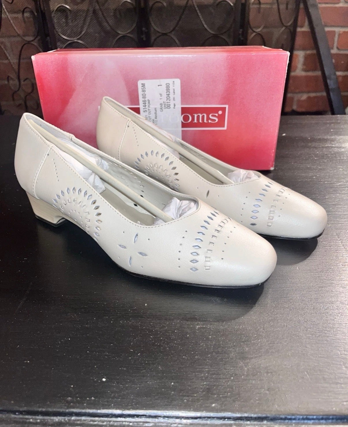 Vintage Mushrooms Women’s Cadence Cut Out Pumps Sz 8.5 (Bone)