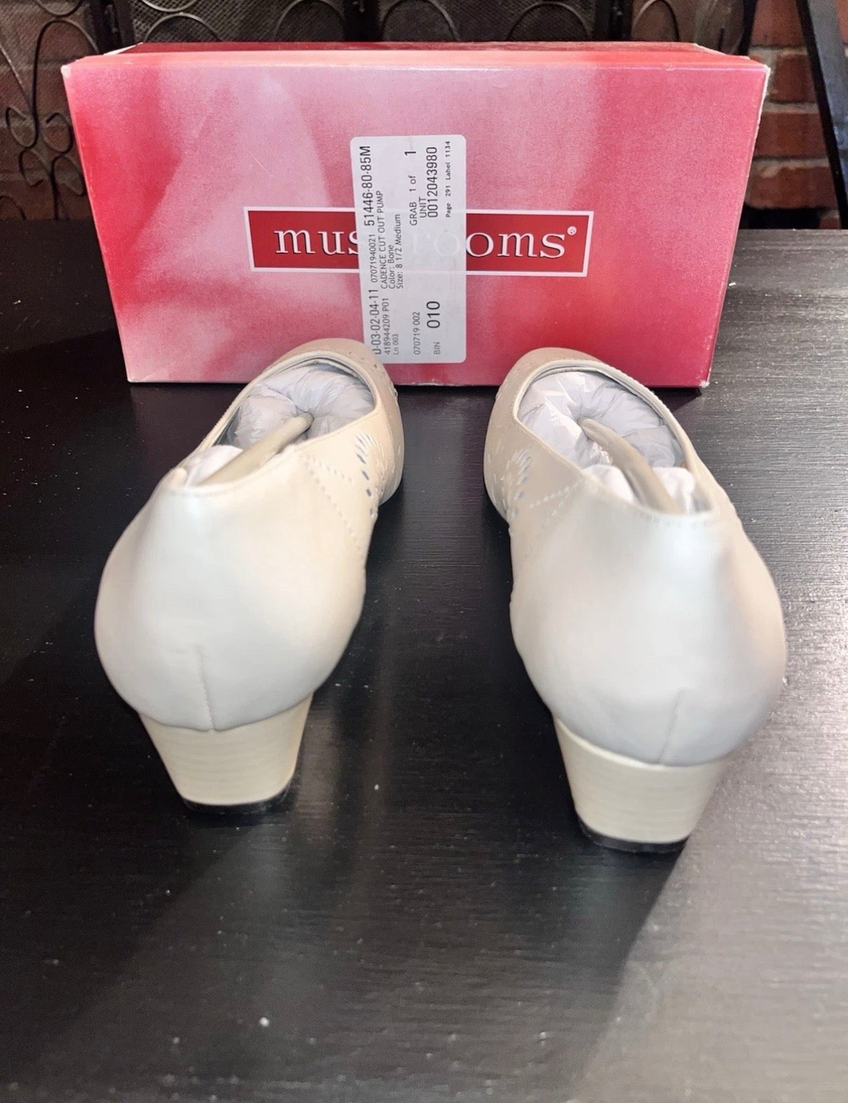 Vintage Mushrooms Women’s Cadence Cut Out Pumps Sz 8.5 (Bone)